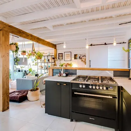 Yellow Door Cabin Near Beach With Big Outdoor Space Holiday home
